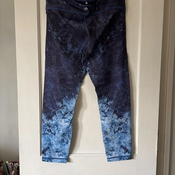 Rare LuLuLemon Blue Ombré‎ wave speed under legging. Size 10. Deep sea. Like New - Picture 2 of 9